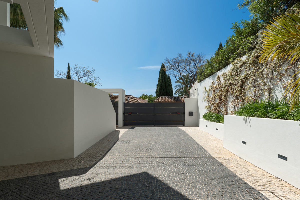 6 Bed Townhouse for sale in Los Flamingos Costa Del Sol, Málaga, Spain