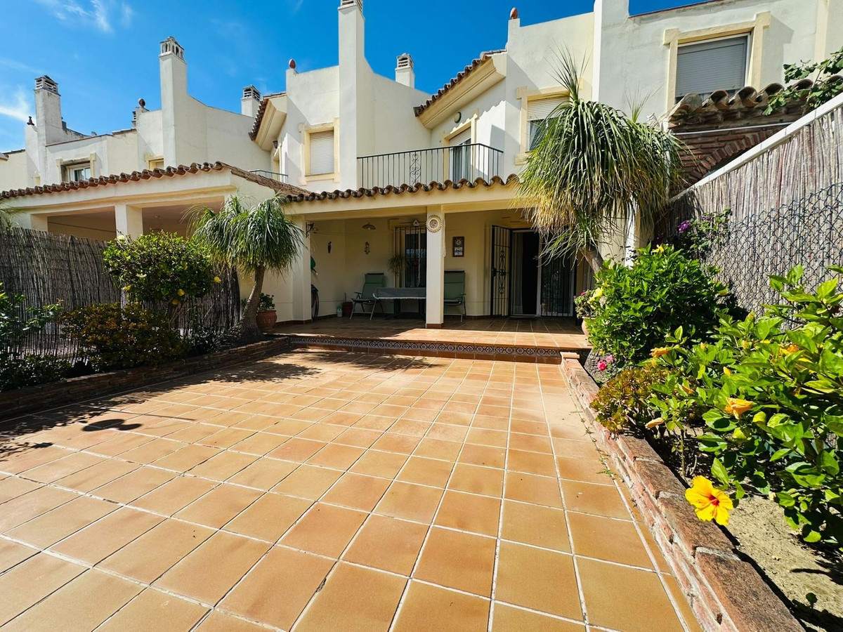 2 Bed Townhouse for sale in Sierrezuela Costa Del Sol, Málaga, Spain