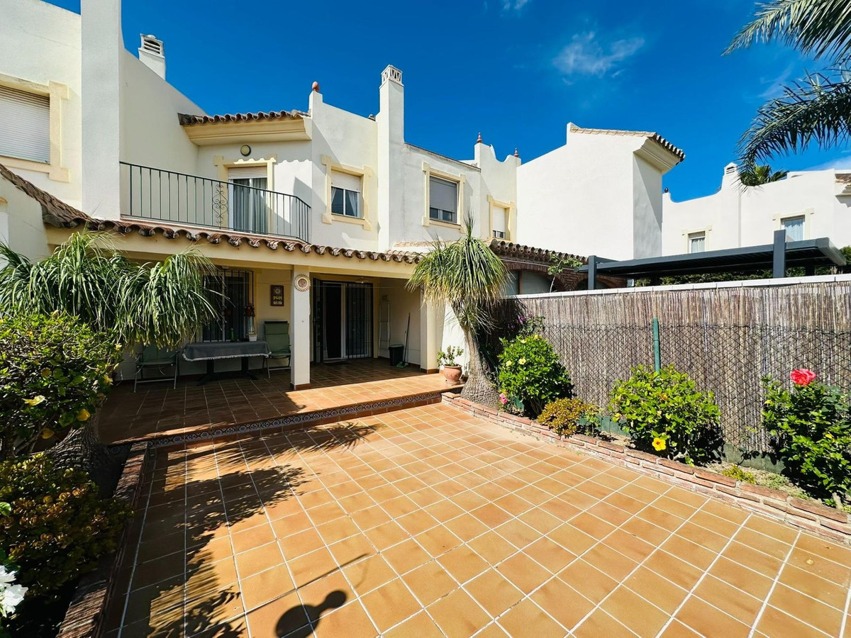 2 Bed Townhouse for sale in Sierrezuela Costa Del Sol, Málaga, Spain
