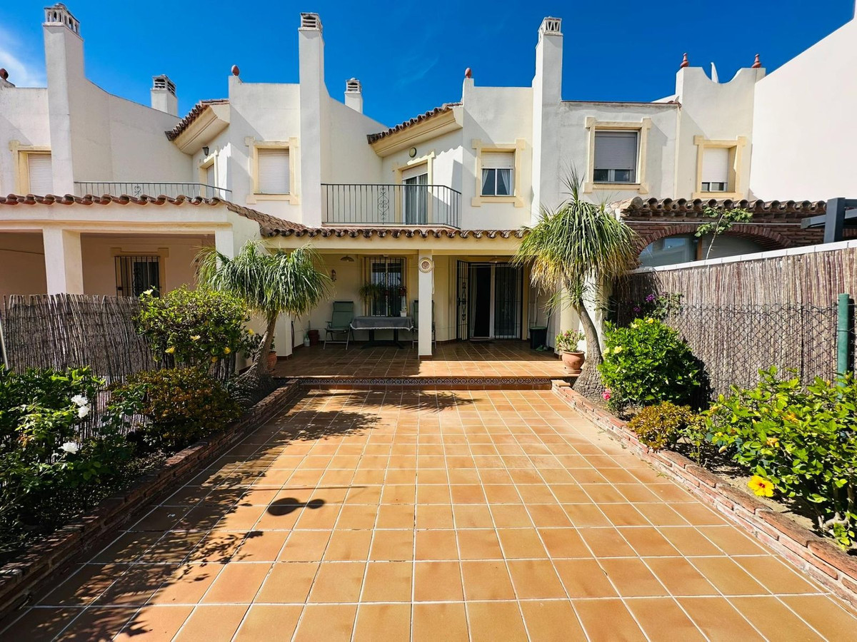 2 Bed Townhouse for sale in Sierrezuela Costa Del Sol, Málaga, Spain