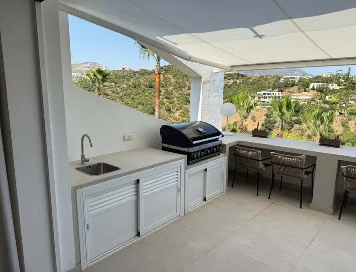 2 Bed Apartment for sale in La Quinta Costa Del Sol, Málaga, Spain