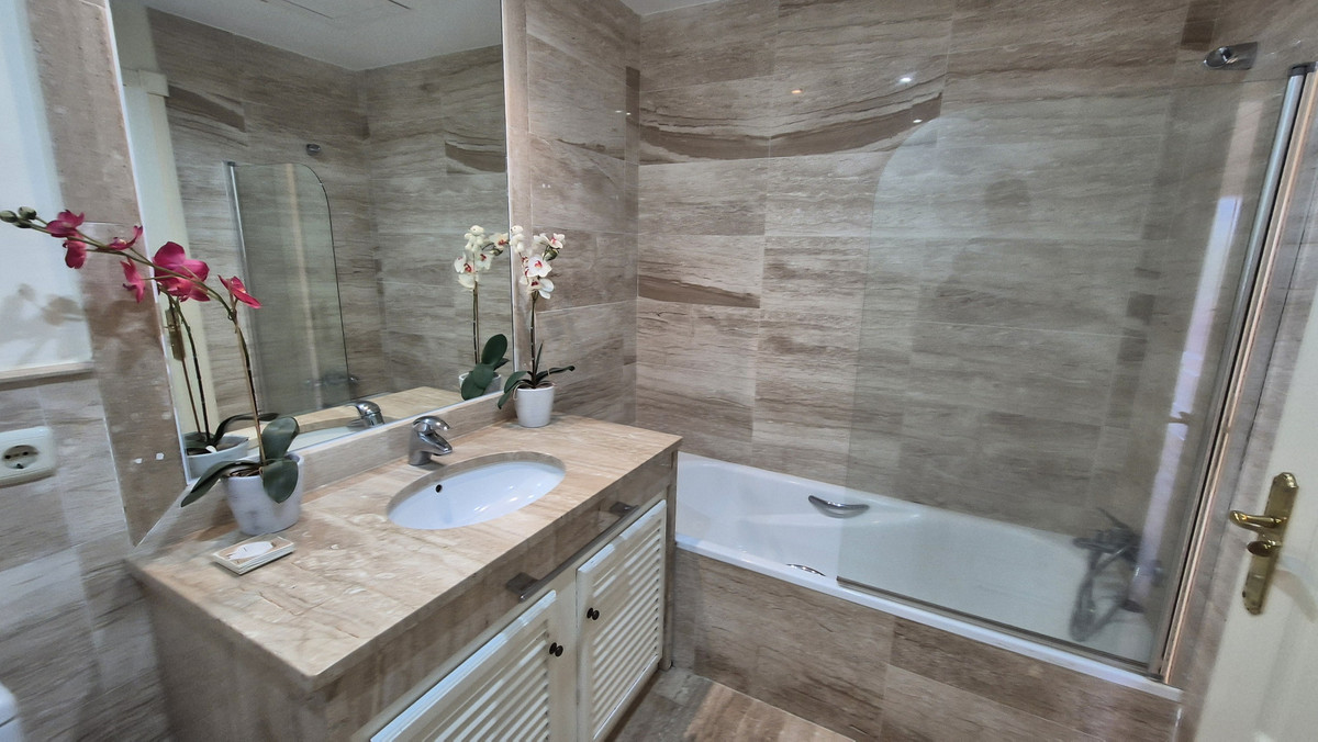 3 Bed Apartment for sale in Estepona Costa Del Sol, Málaga, Spain