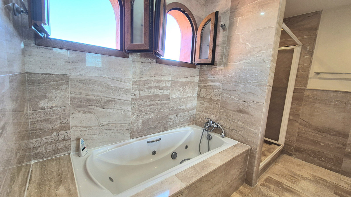 3 Bed Apartment for sale in Estepona Costa Del Sol, Málaga, Spain