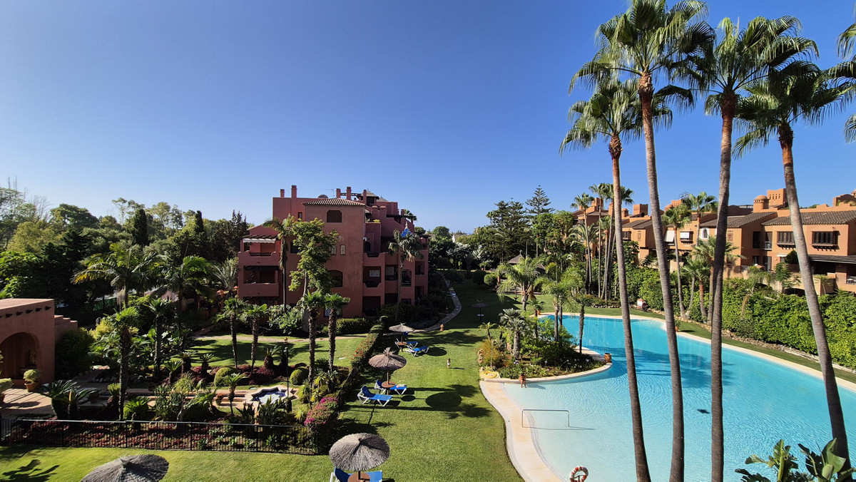 3 Bed Apartment for sale in Estepona Costa Del Sol, Málaga, Spain