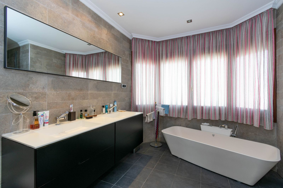 4 Bed Townhouse for sale in Estepona Costa Del Sol, Málaga, Spain