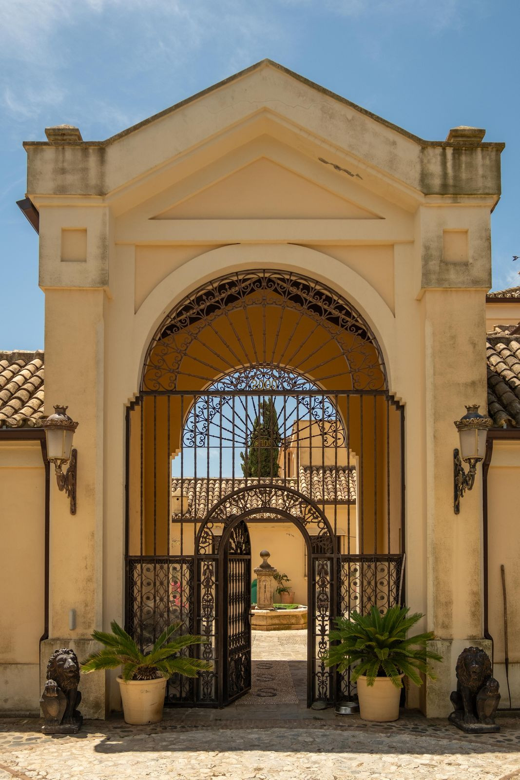9 Bed Townhouse for sale in La Mairena Costa Del Sol, Málaga, Spain