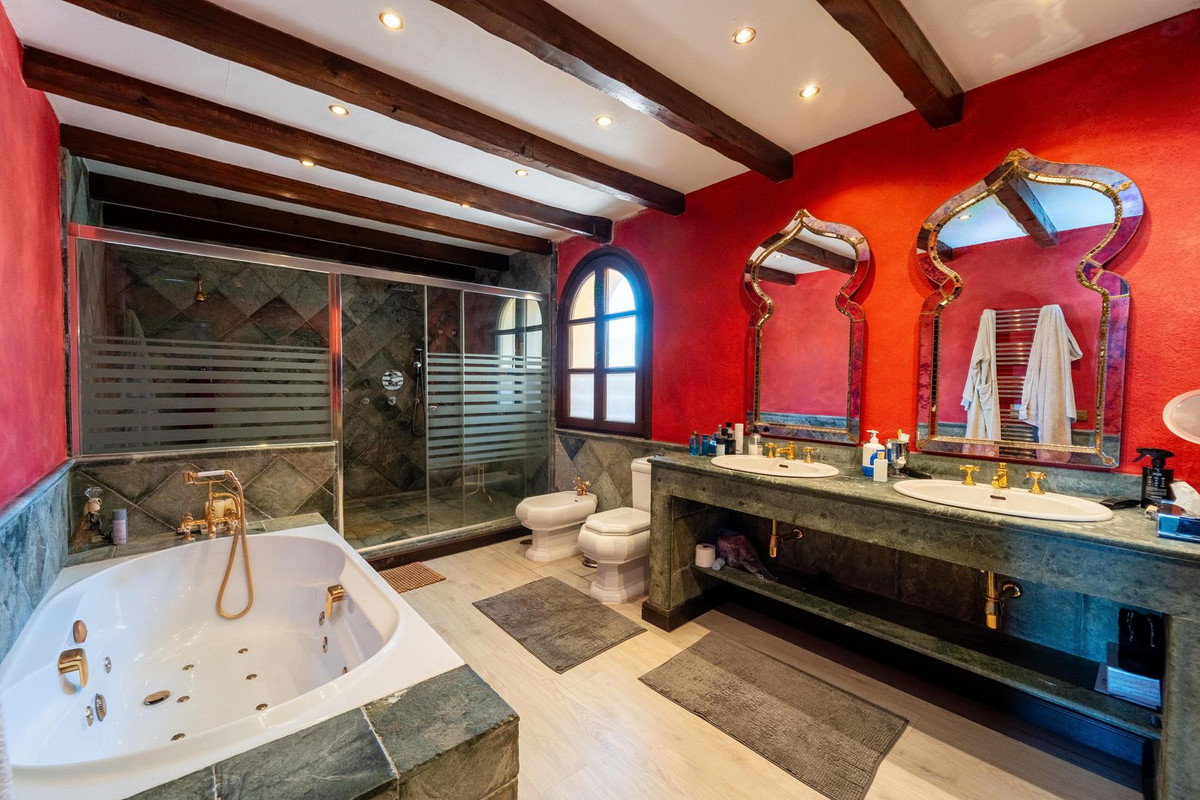 9 Bed Townhouse for sale in La Mairena Costa Del Sol, Málaga, Spain