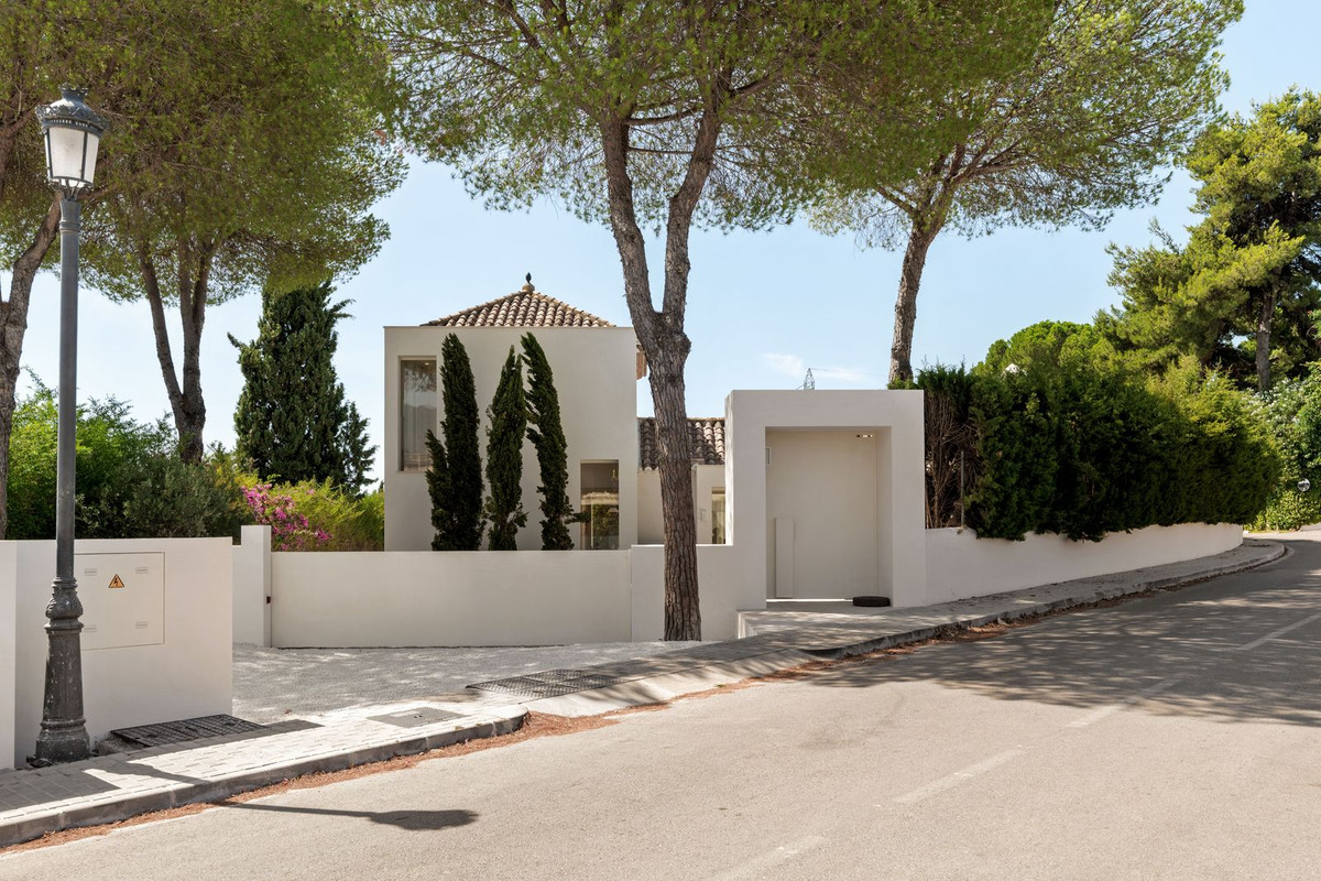 4 Bed Townhouse for sale in El Paraiso Costa Del Sol, Málaga, Spain