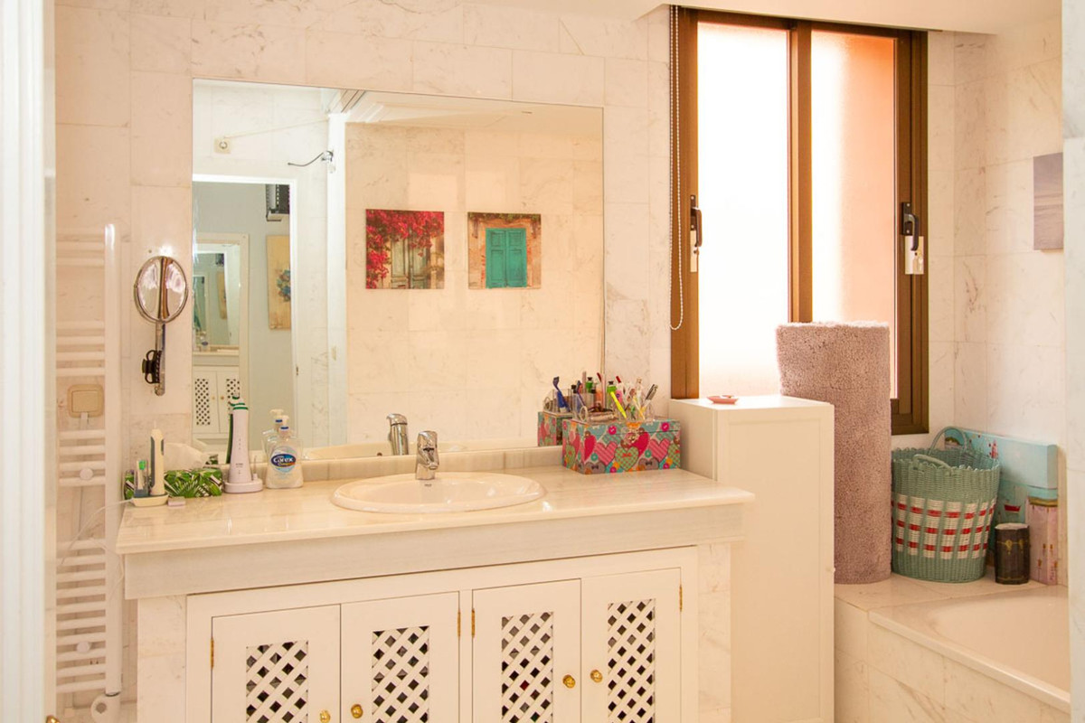 Se vende Apartamento Planta Media de 2 dormitorios en Costa Del Sol, Málaga, España