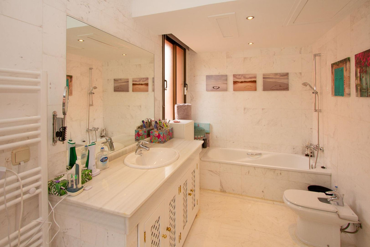 Se vende Apartamento Planta Media de 2 dormitorios en Costa Del Sol, Málaga, España