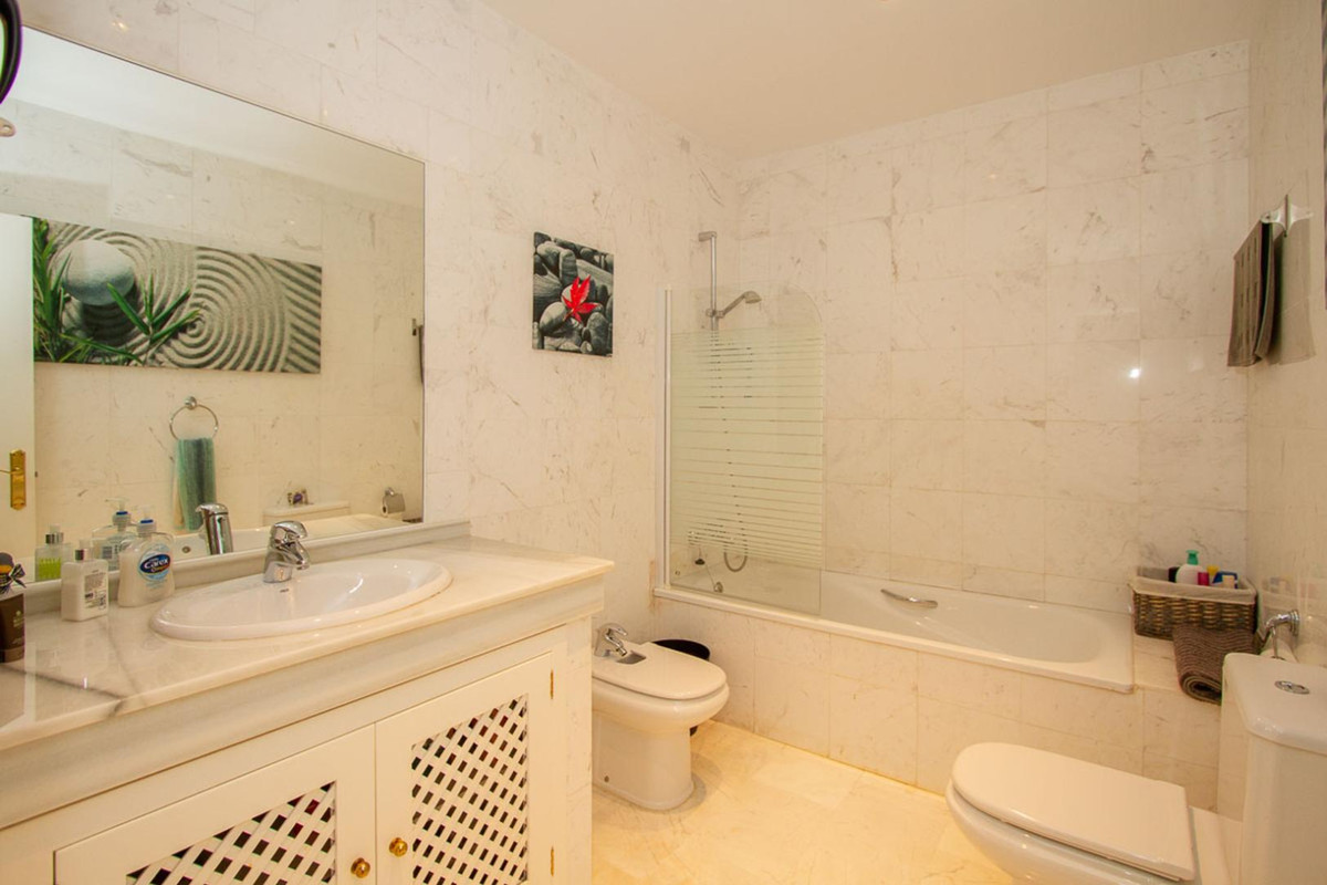 Se vende Apartamento Planta Media de 2 dormitorios en Costa Del Sol, Málaga, España