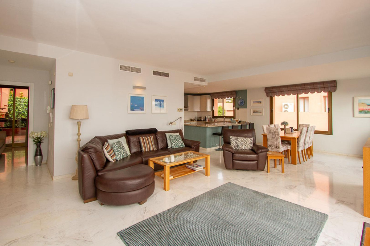 Se vende Apartamento Planta Media de 2 dormitorios en Costa Del Sol, Málaga, España