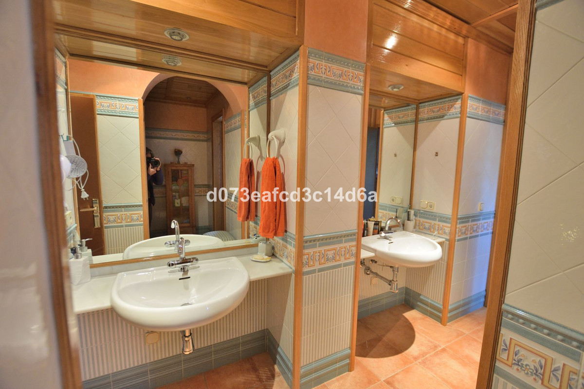4 Bed Townhouse for sale in Ronda Costa Del Sol, Málaga, Spain
