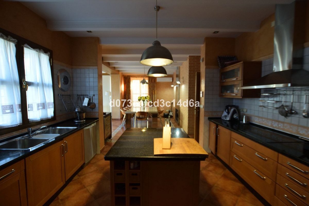 4 Bed Townhouse for sale in Ronda Costa Del Sol, Málaga, Spain
