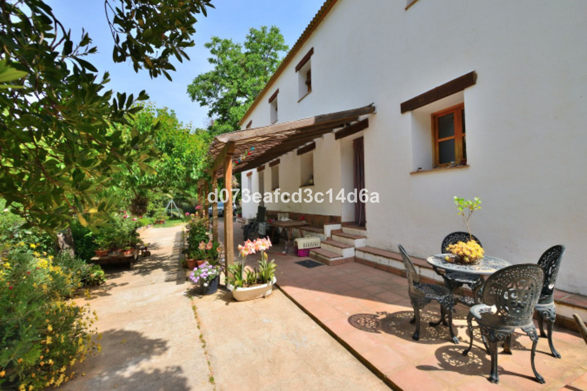 4 Bed Townhouse for sale in Arriate Costa Del Sol, Málaga, Spain