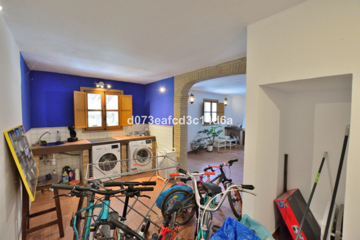 4 Bed Townhouse for sale in Arriate Costa Del Sol, Málaga, Spain
