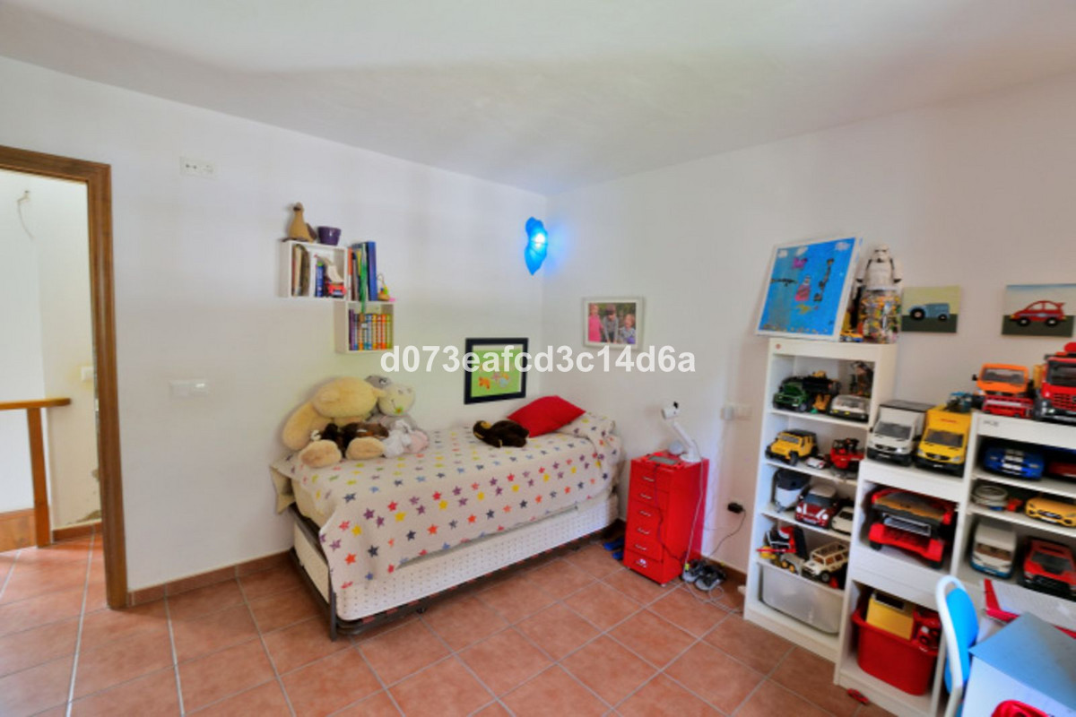 4 Bed Townhouse for sale in Arriate Costa Del Sol, Málaga, Spain