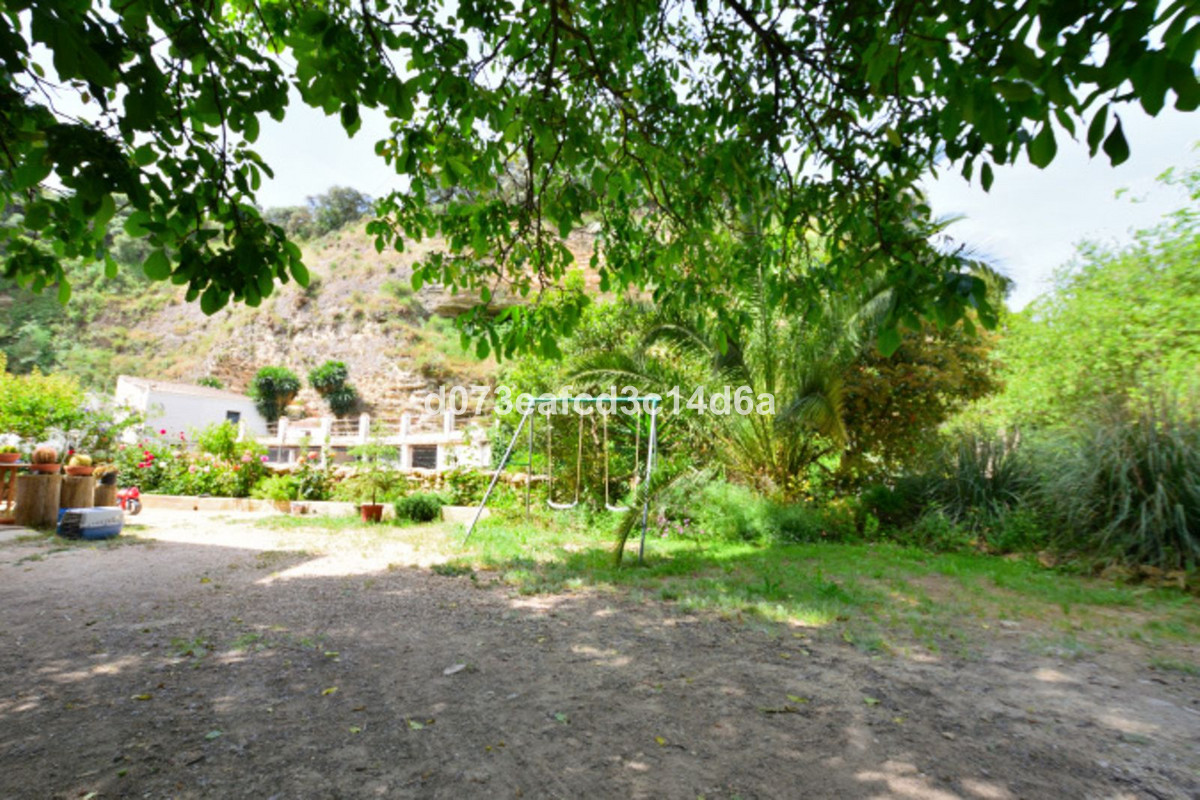 4 Bed Townhouse for sale in Arriate Costa Del Sol, Málaga, Spain