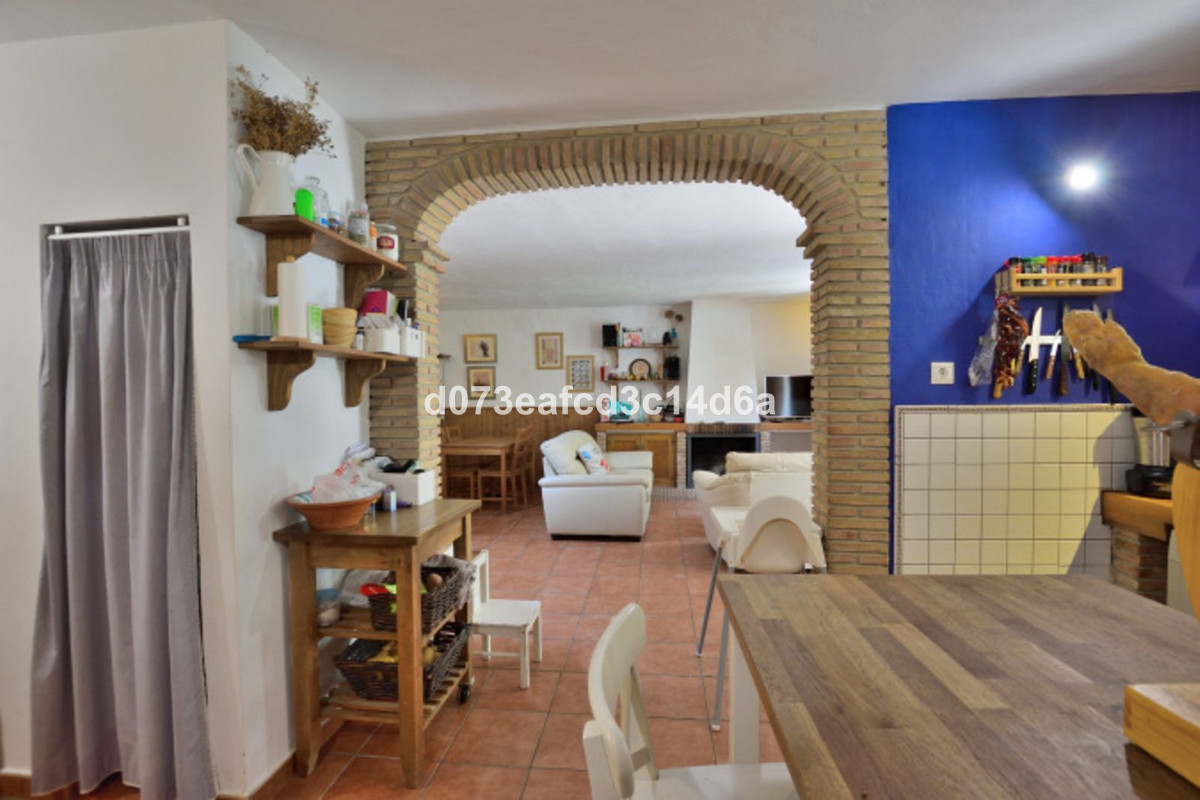 4 Bed Townhouse for sale in Arriate Costa Del Sol, Málaga, Spain