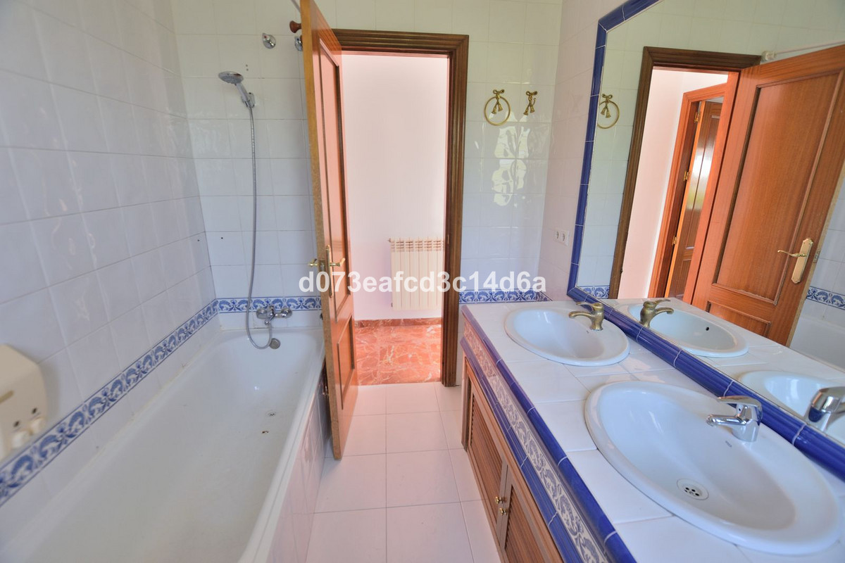 4 Bed Townhouse for sale in Ronda Costa Del Sol, Málaga, Spain