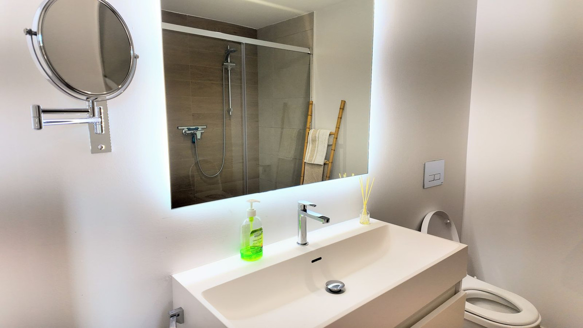 Se vende Apartamento en Planta Última de 2 dormitorios en Costa Del Sol, Málaga, España