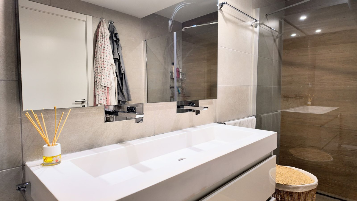 Se vende Apartamento en Planta Última de 2 dormitorios en Costa Del Sol, Málaga, España