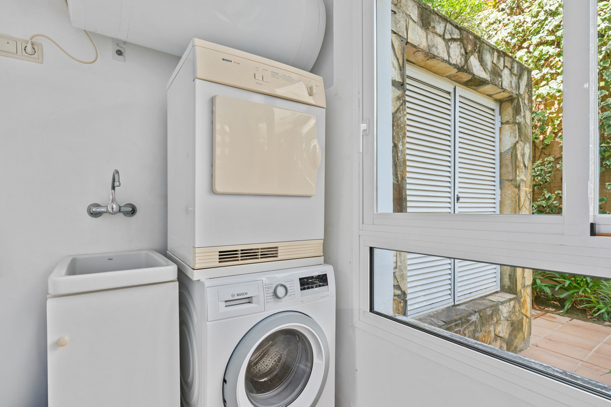 2 Bed Apartment for sale in Benahavís Costa Del Sol, Málaga, Spain