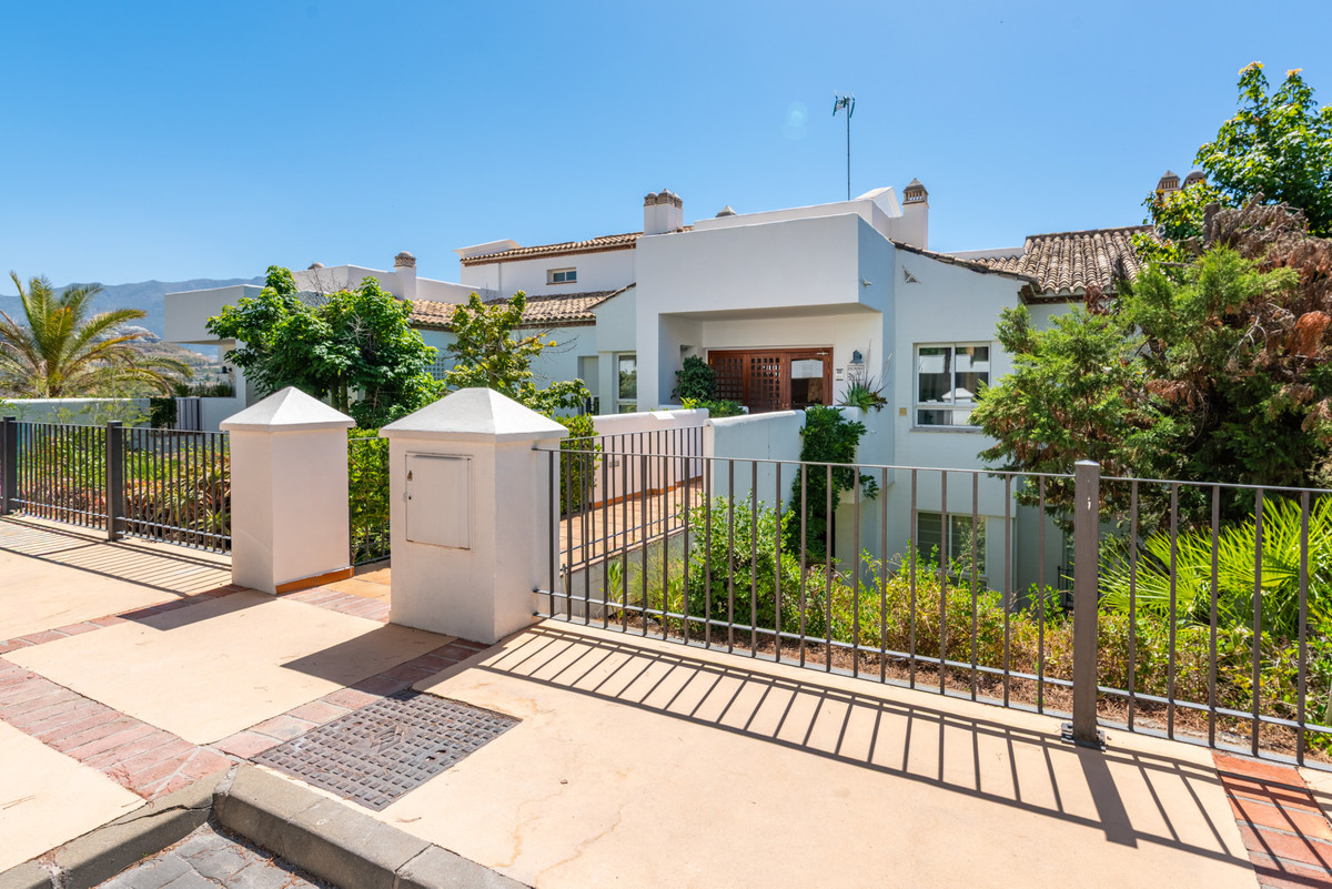 2 Bed Apartment for sale in Benahavís Costa Del Sol, Málaga, Spain