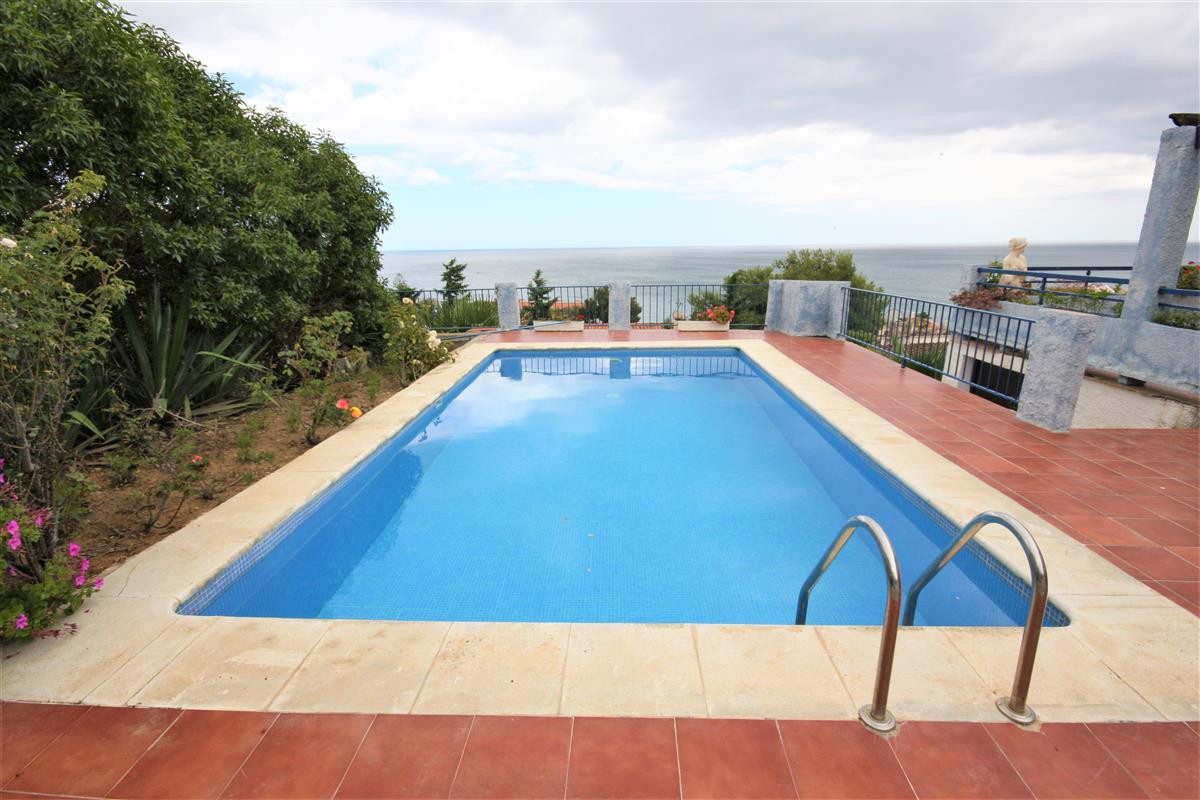 4 Bed Townhouse for sale in Estepona Costa Del Sol, Málaga, Spain