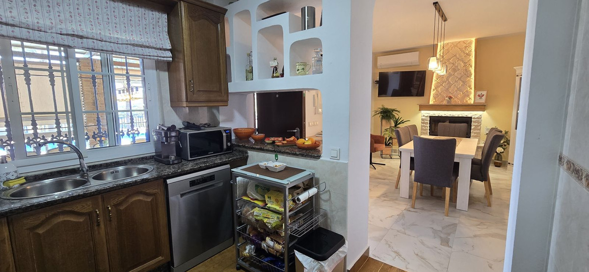5 Bed Townhouse for sale in Coín Costa Del Sol, Málaga, Spain