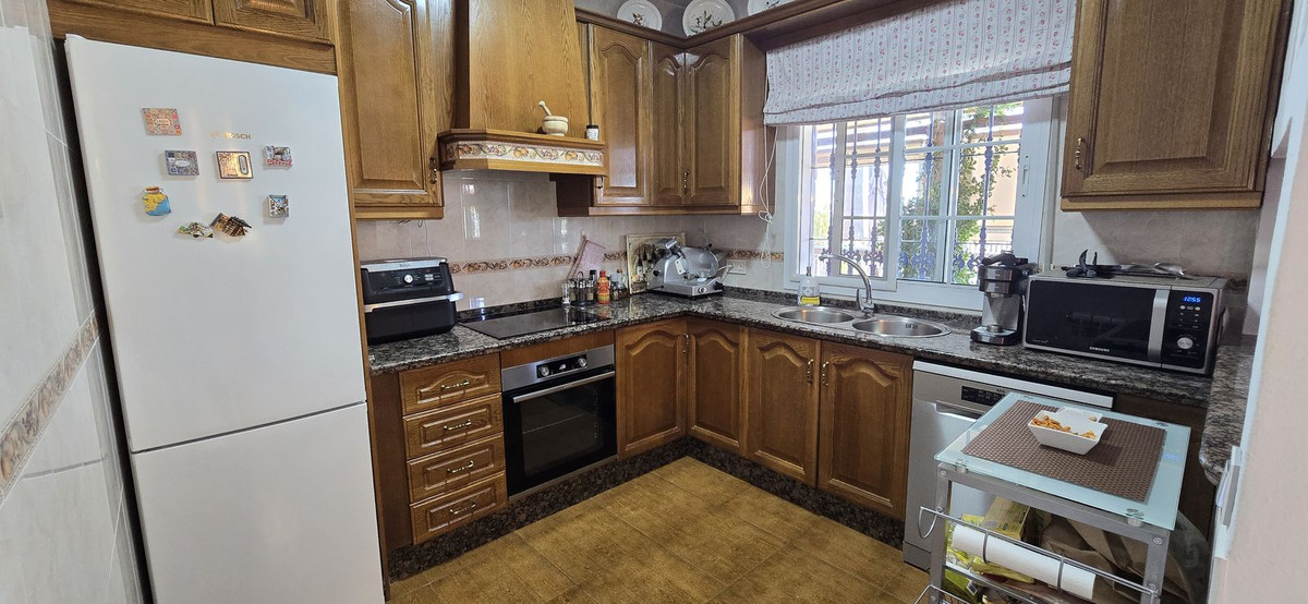 5 Bed Townhouse for sale in Coín Costa Del Sol, Málaga, Spain