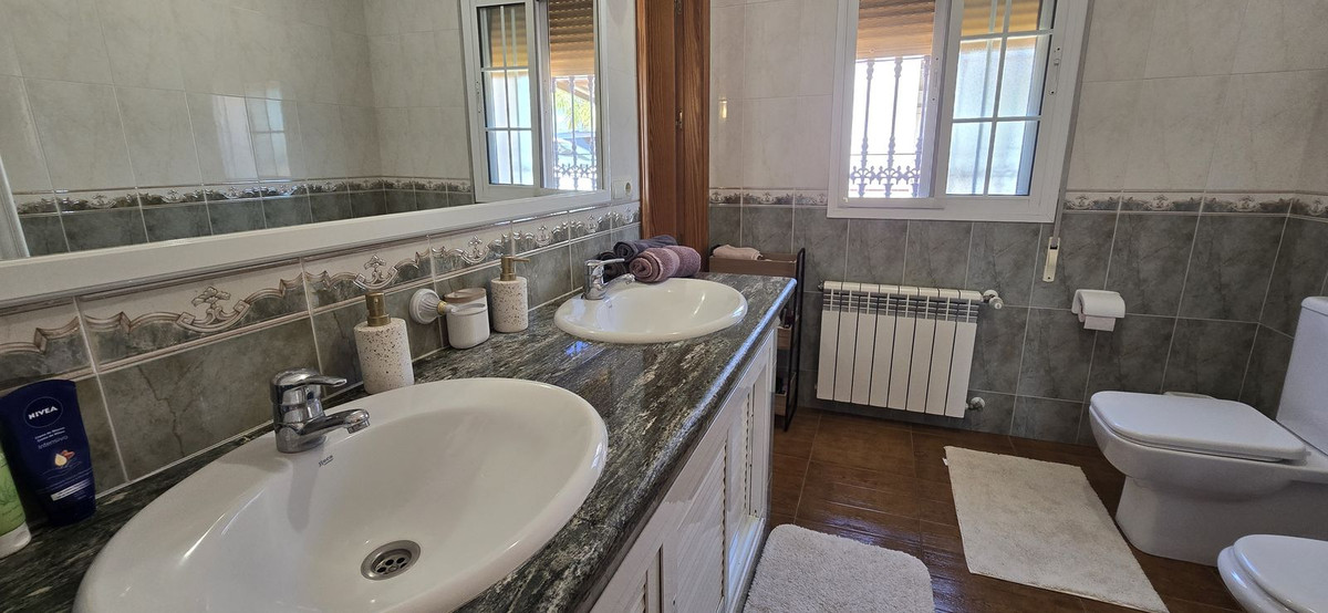 5 Bed Townhouse for sale in Coín Costa Del Sol, Málaga, Spain