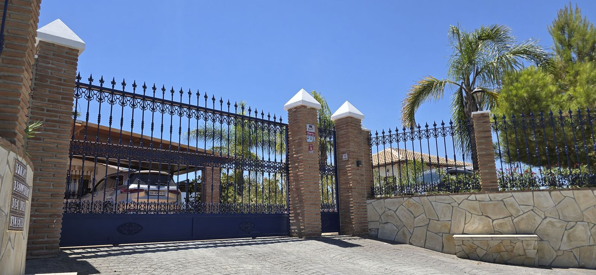 5 Bed Townhouse for sale in Coín Costa Del Sol, Málaga, Spain