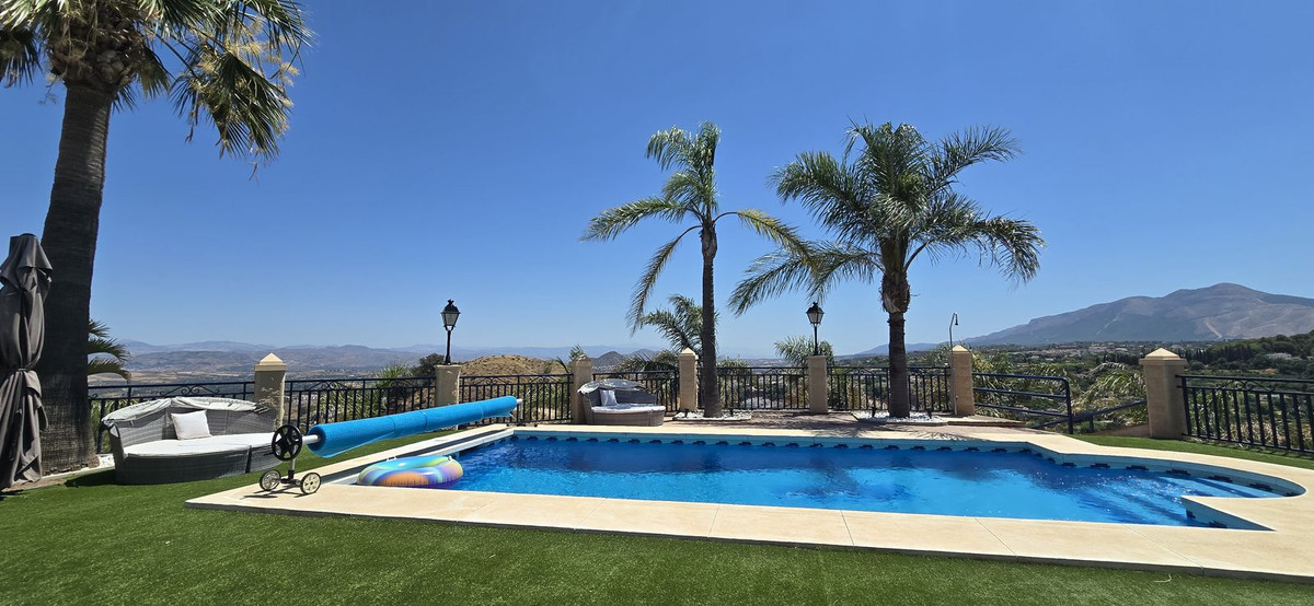 5 Bed Townhouse for sale in Coín Costa Del Sol, Málaga, Spain