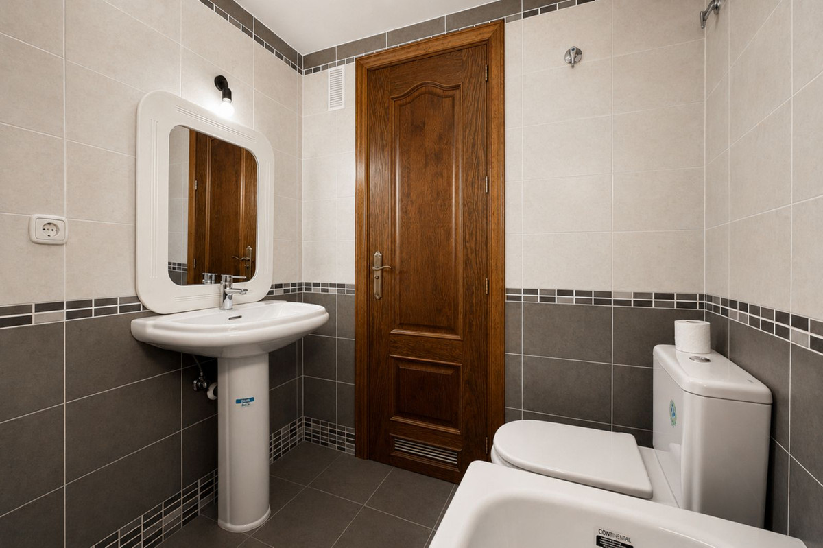 2 Bed Apartment for sale in Estepona Costa Del Sol, Málaga, Spain