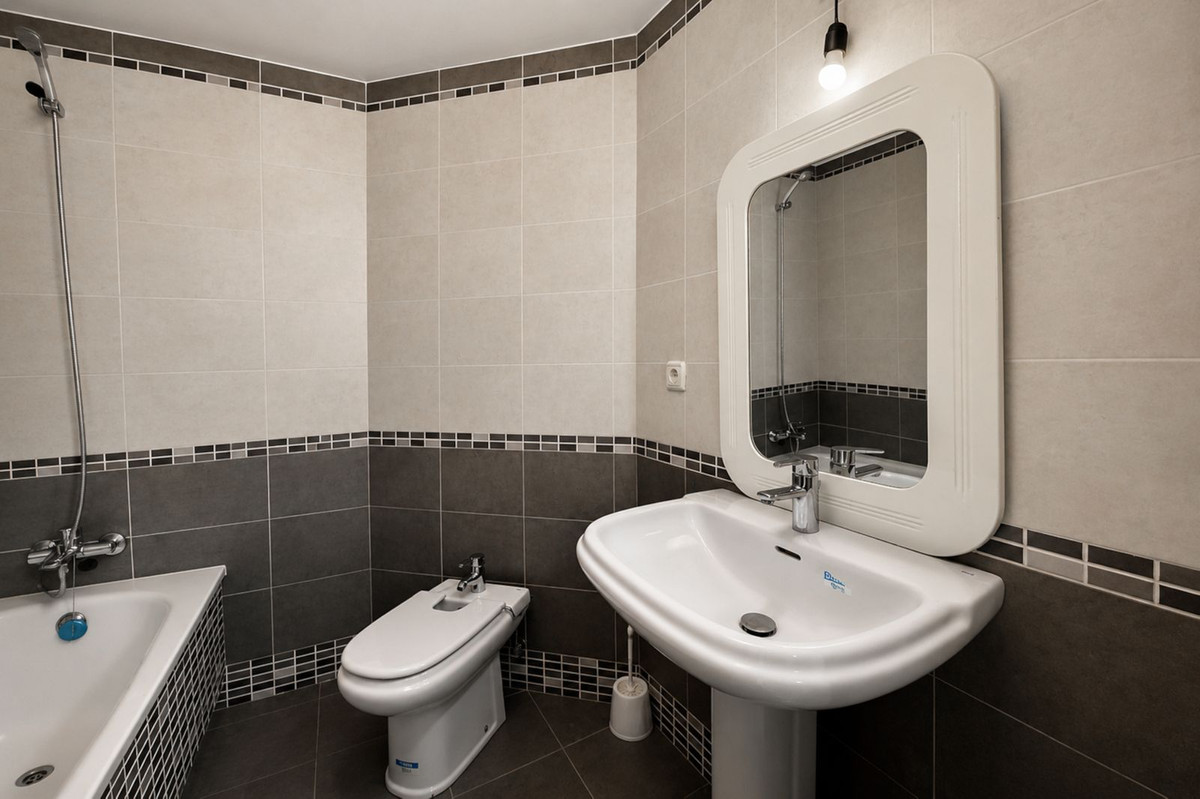 2 Bed Apartment for sale in Estepona Costa Del Sol, Málaga, Spain