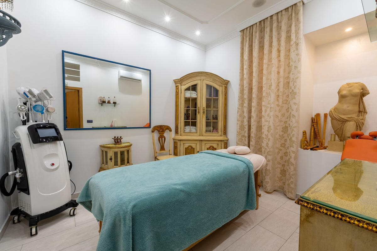 Commercial unit for sale in Fuengirola Costa Del Sol, Málaga, Spain