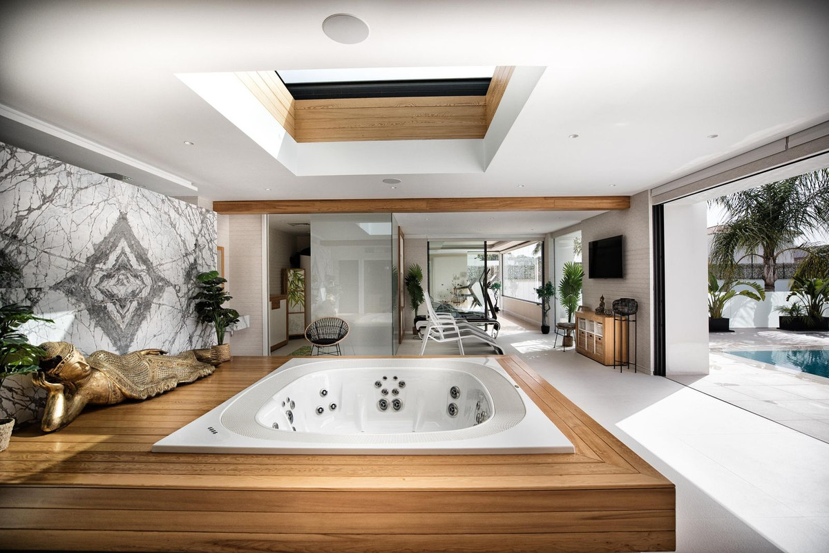 7 Bed Townhouse for sale in El Paraiso Costa Del Sol, Málaga, Spain