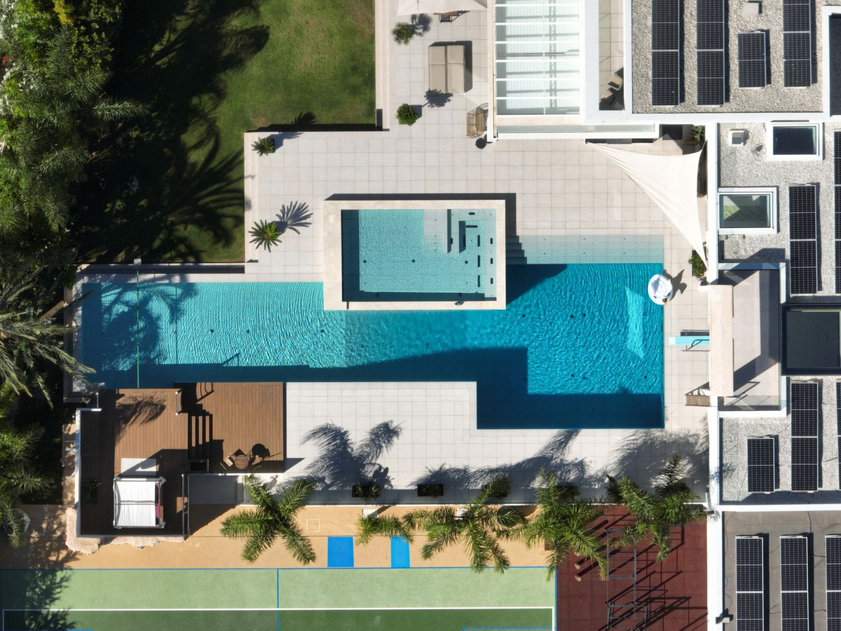 7 Bed Townhouse for sale in El Paraiso Costa Del Sol, Málaga, Spain