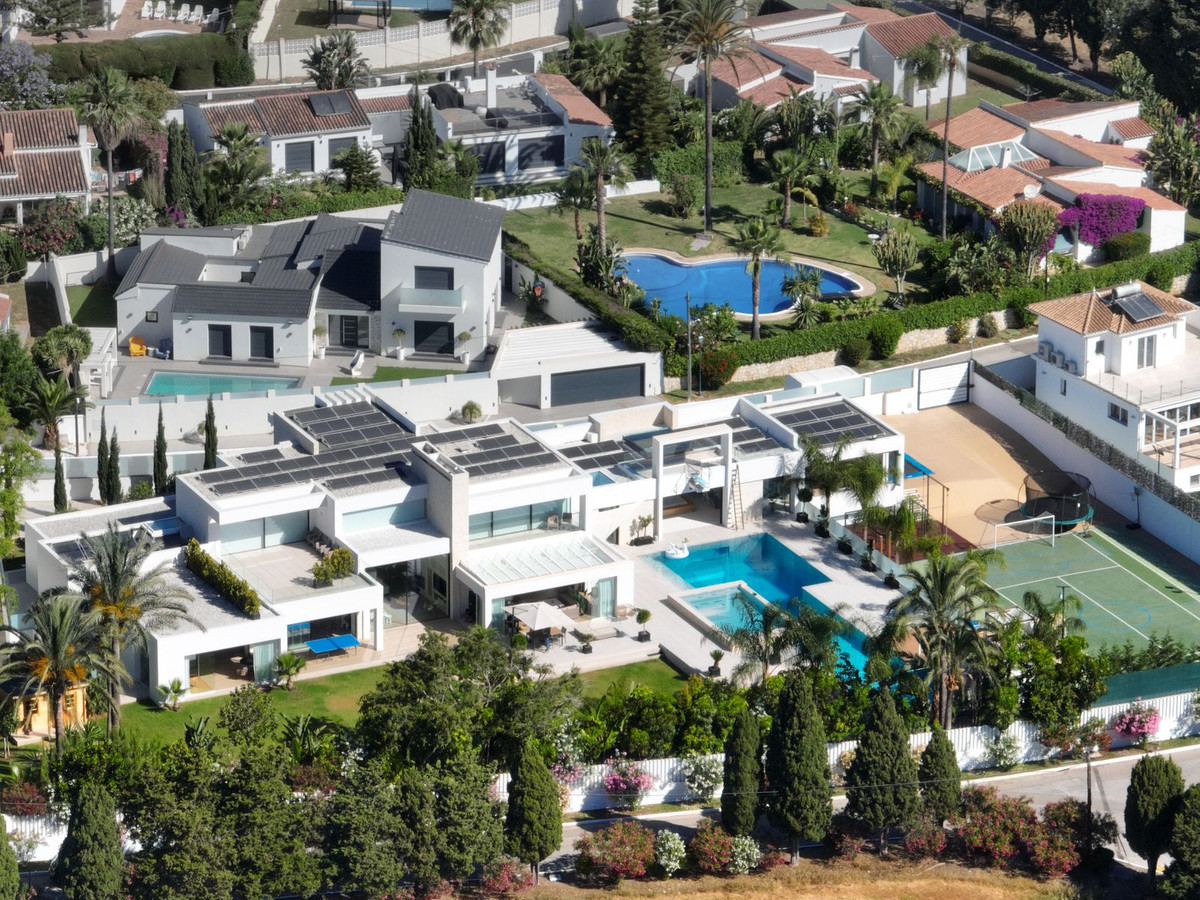 7 Bed Townhouse for sale in El Paraiso Costa Del Sol, Málaga, Spain