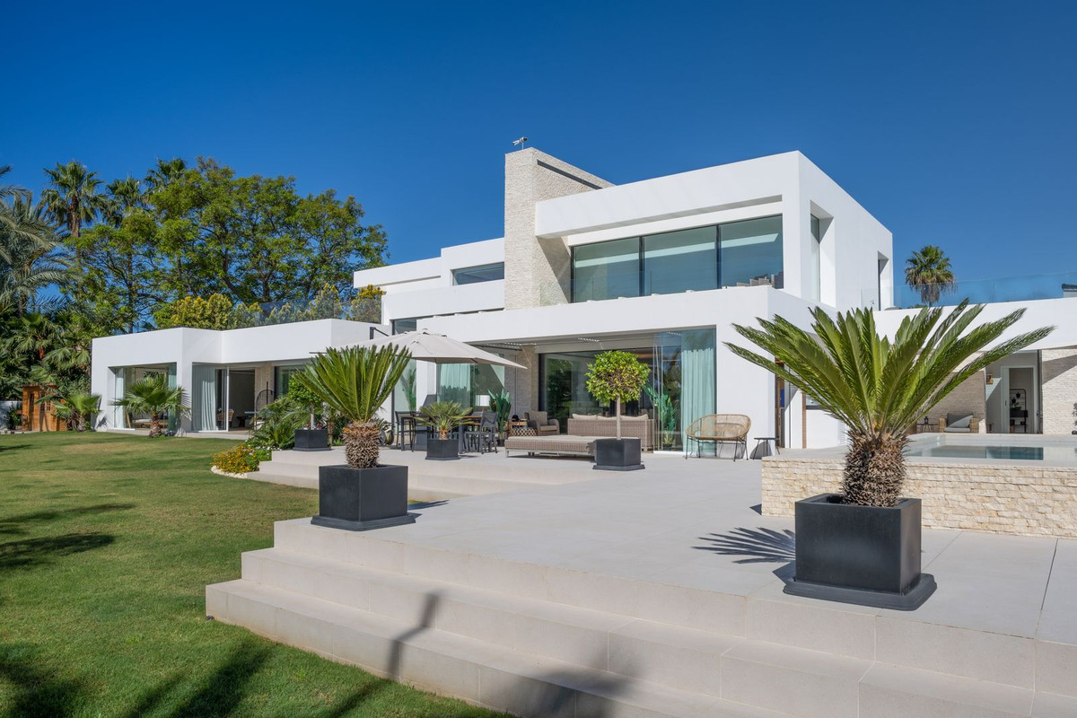 7 Bed Townhouse for sale in El Paraiso Costa Del Sol, Málaga, Spain