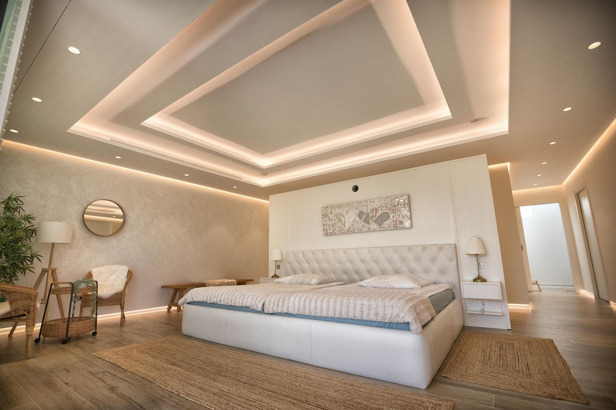 7 Bed Townhouse for sale in El Paraiso Costa Del Sol, Málaga, Spain
