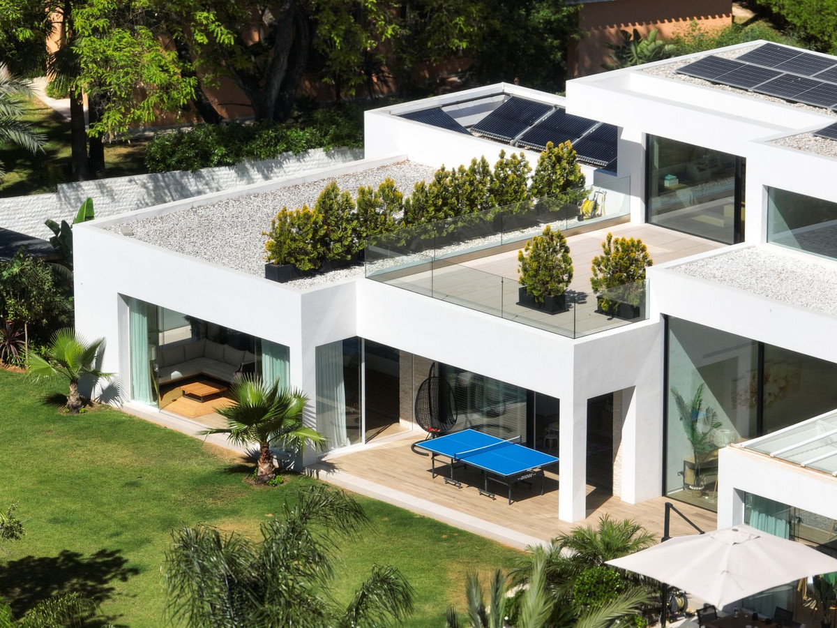 7 Bed Townhouse for sale in El Paraiso Costa Del Sol, Málaga, Spain