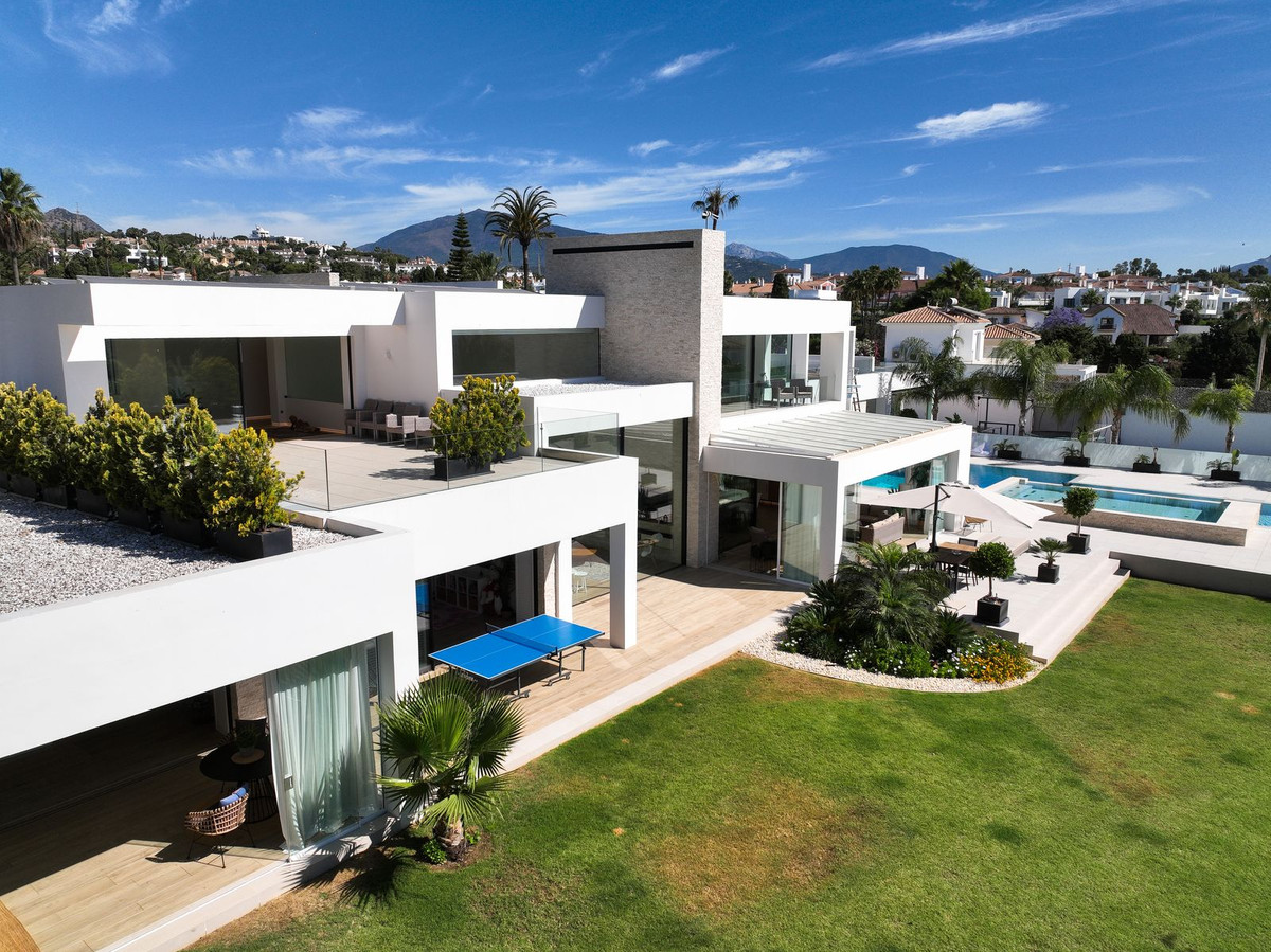 7 Bed Townhouse for sale in El Paraiso Costa Del Sol, Málaga, Spain