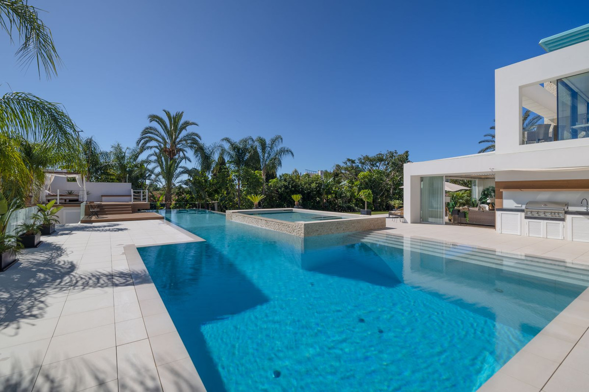 7 Bed Townhouse for sale in El Paraiso Costa Del Sol, Málaga, Spain