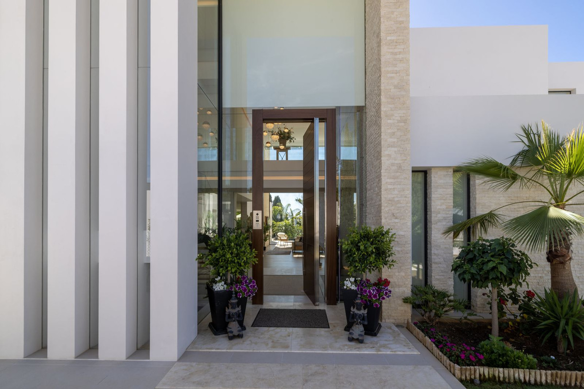 7 Bed Townhouse for sale in El Paraiso Costa Del Sol, Málaga, Spain