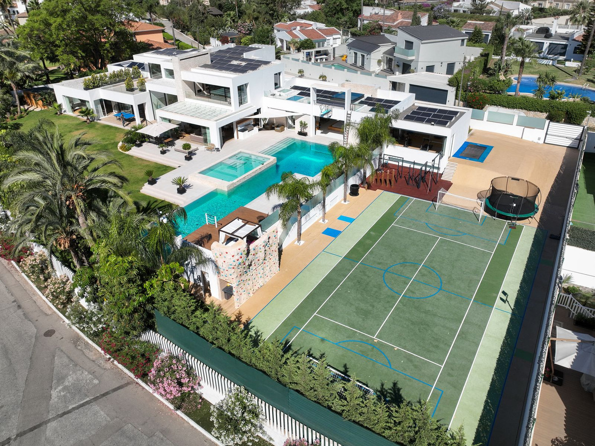7 Bed Townhouse for sale in El Paraiso Costa Del Sol, Málaga, Spain