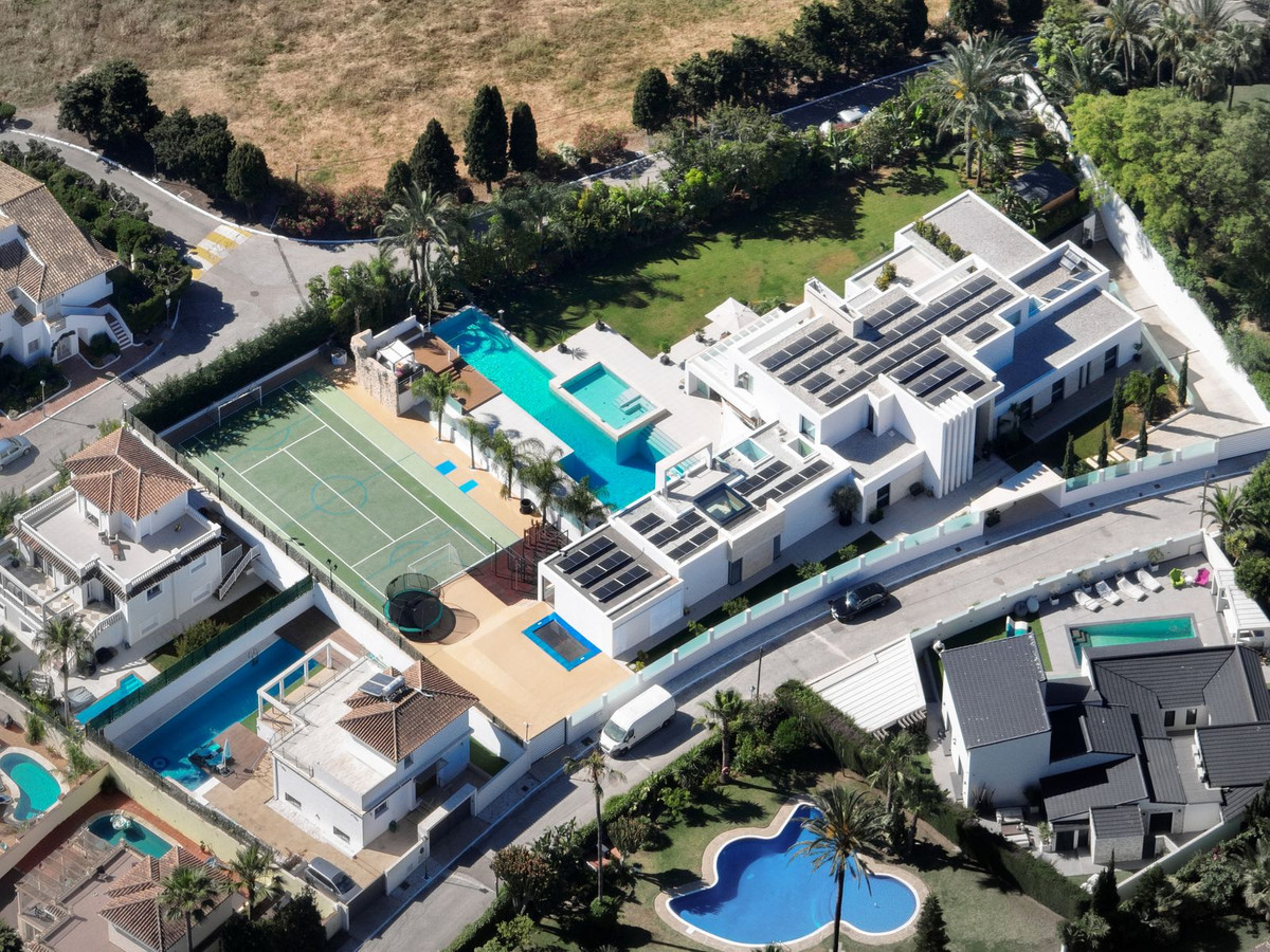 7 Bed Townhouse for sale in El Paraiso Costa Del Sol, Málaga, Spain