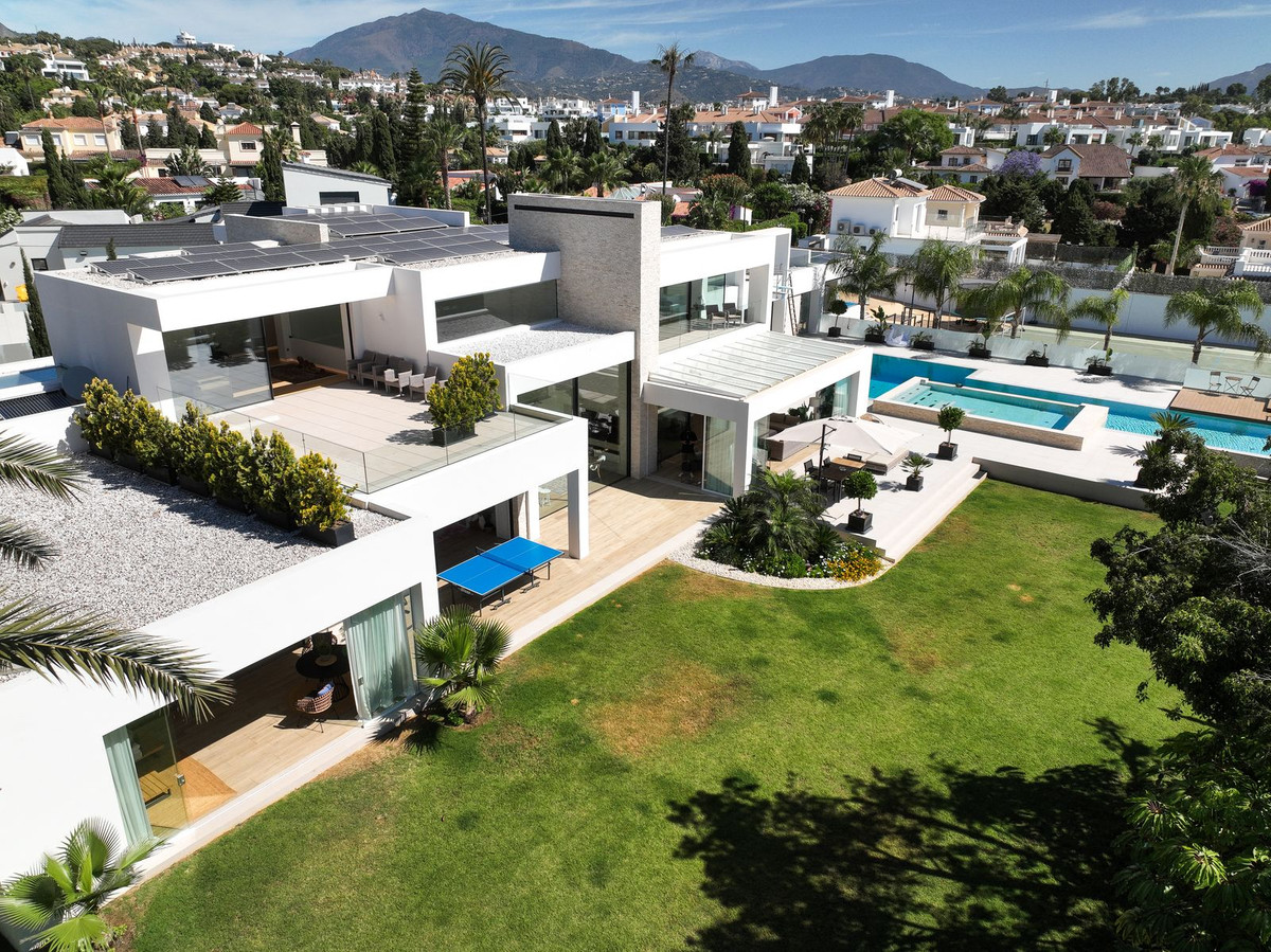 7 Bed Townhouse for sale in El Paraiso Costa Del Sol, Málaga, Spain