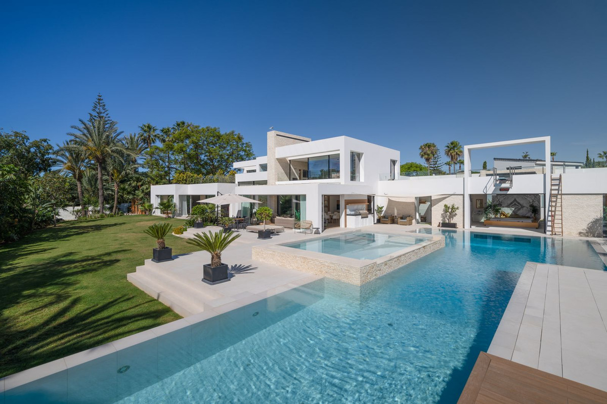 7 Bed Townhouse for sale in El Paraiso Costa Del Sol, Málaga, Spain
